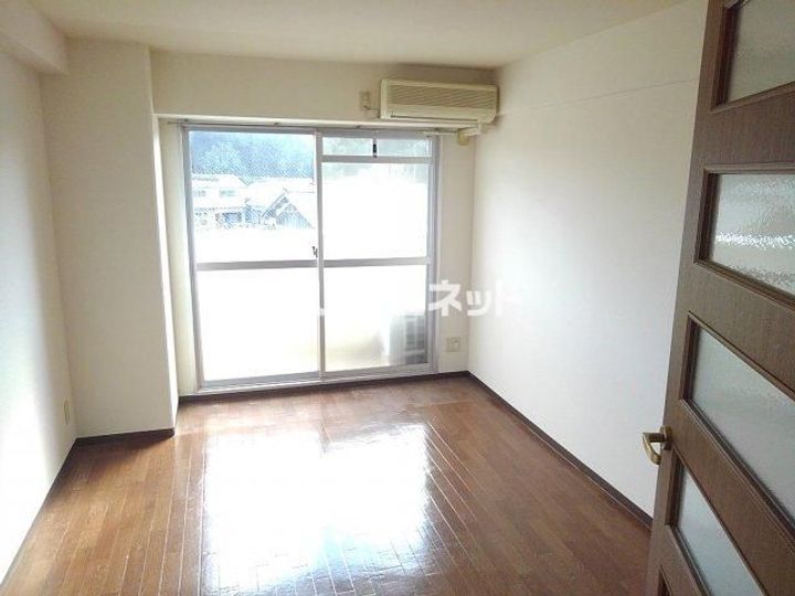 滋賀県草津市岡本町の賃貸マンションの居間