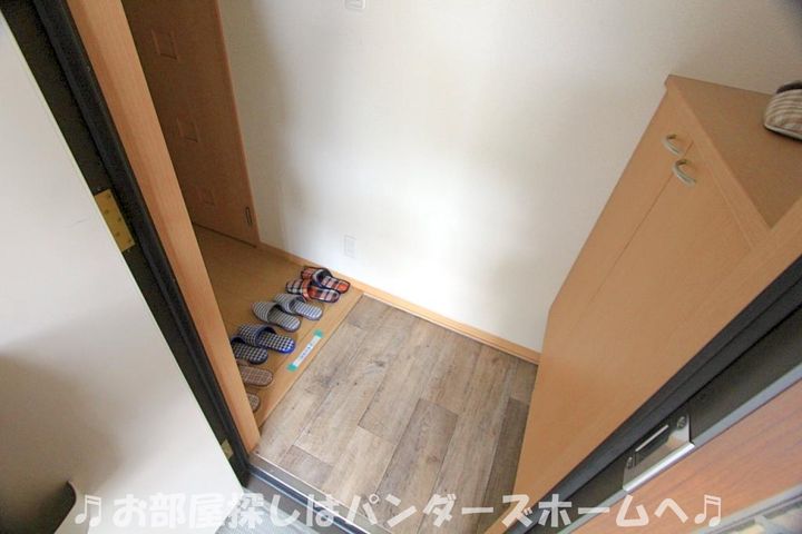 ルミエール東中振C棟の玄関