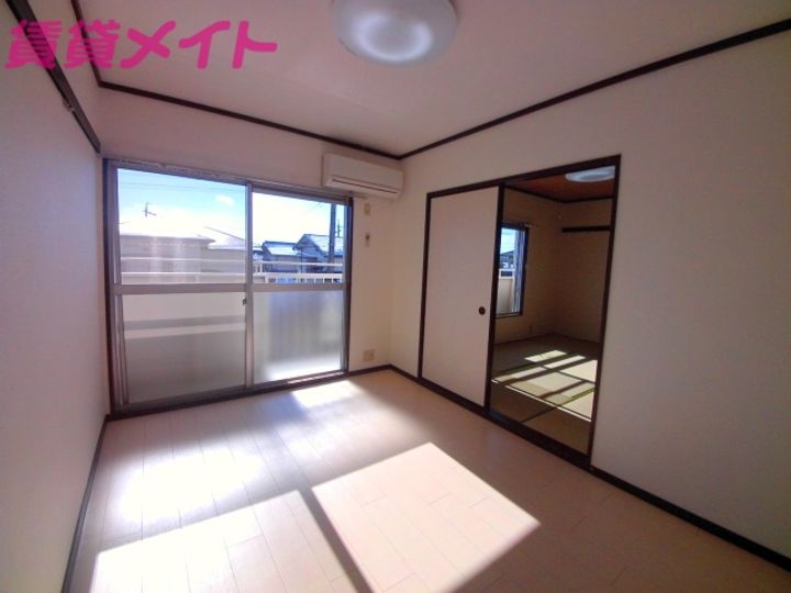 タウニーパインツリーの居間