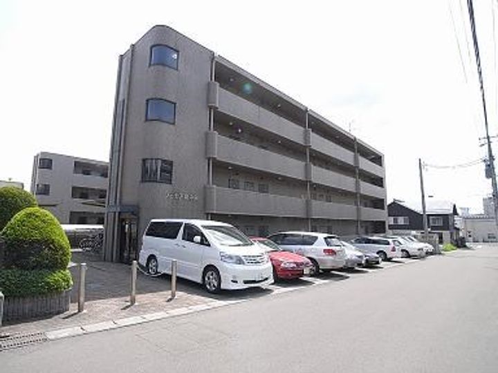 シェモア泉中央の外観