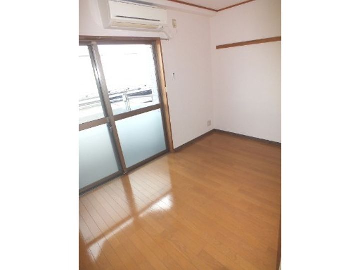 アゼリア小竹の居間