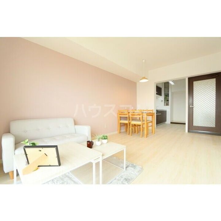 グリーンヴィラ御領の居間