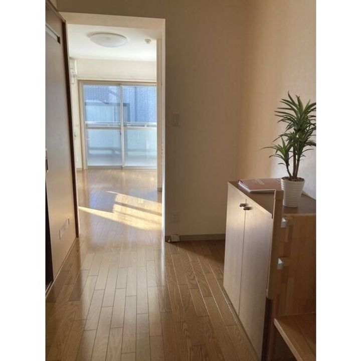 フロンティアの内装