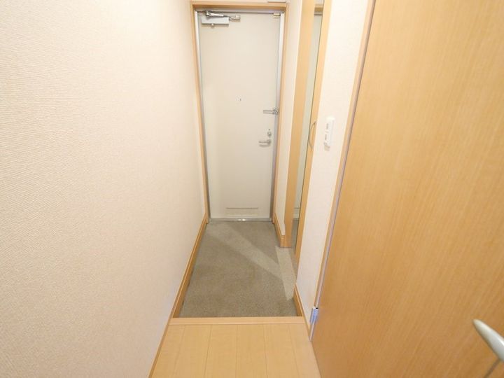 埼玉県草加市氷川町(アパート)の賃貸物件の玄関