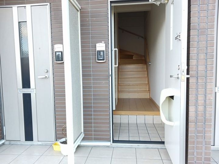 ヴェル カレント A棟の玄関