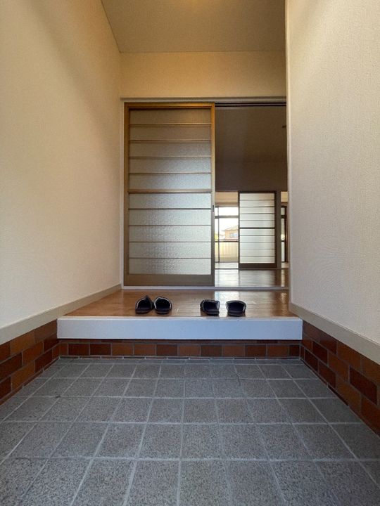岡山県倉敷市沖新町の賃貸アパートの玄関