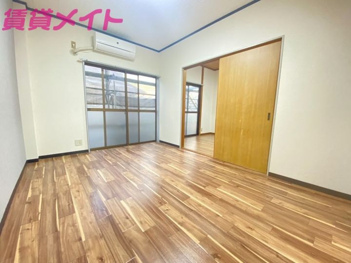 ソレイユ伊勢若松の居間