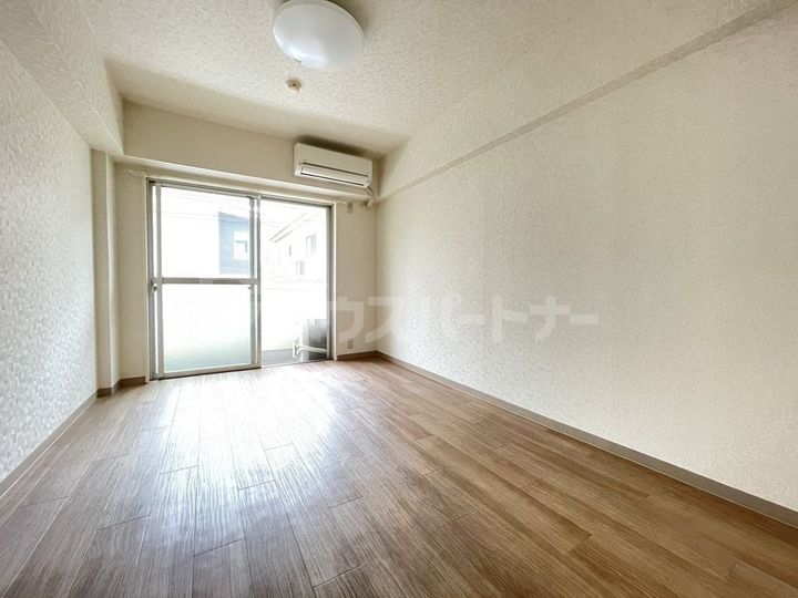 神明マンションの居間
