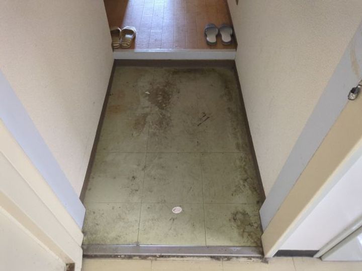 荒井ビルの玄関