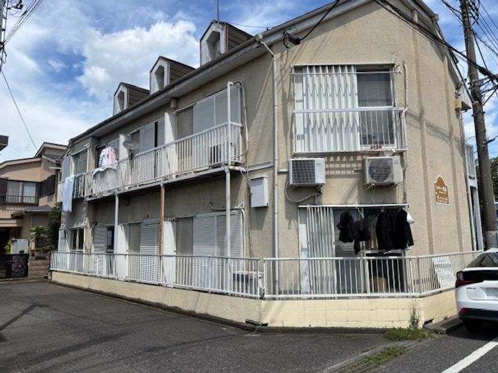 シャトー河辺の外観