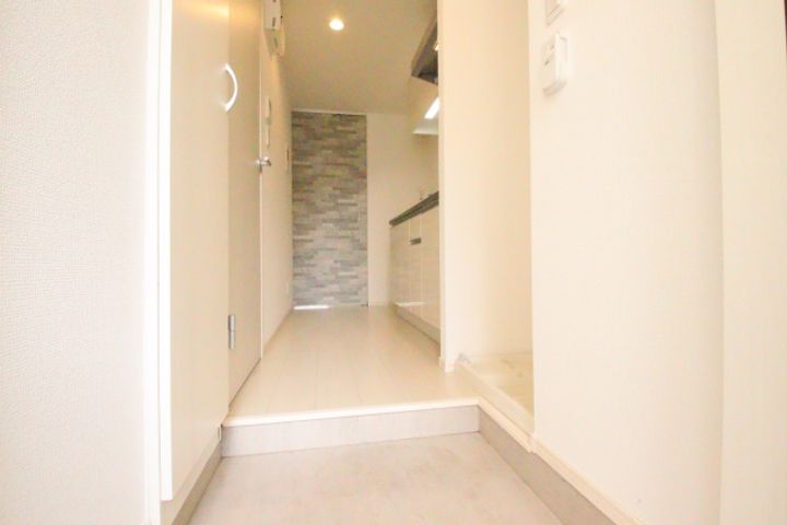 OHANA栄生の玄関