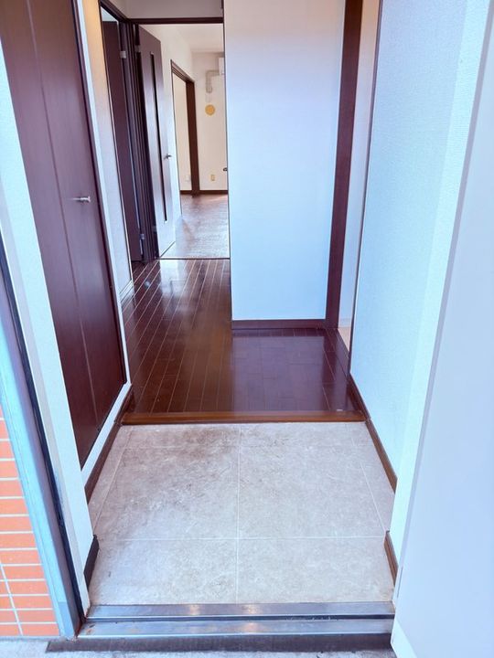 埼玉県草加市青柳6(マンション)の賃貸物件の玄関