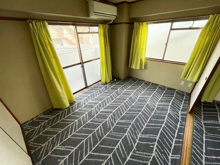 メサキビルの居間