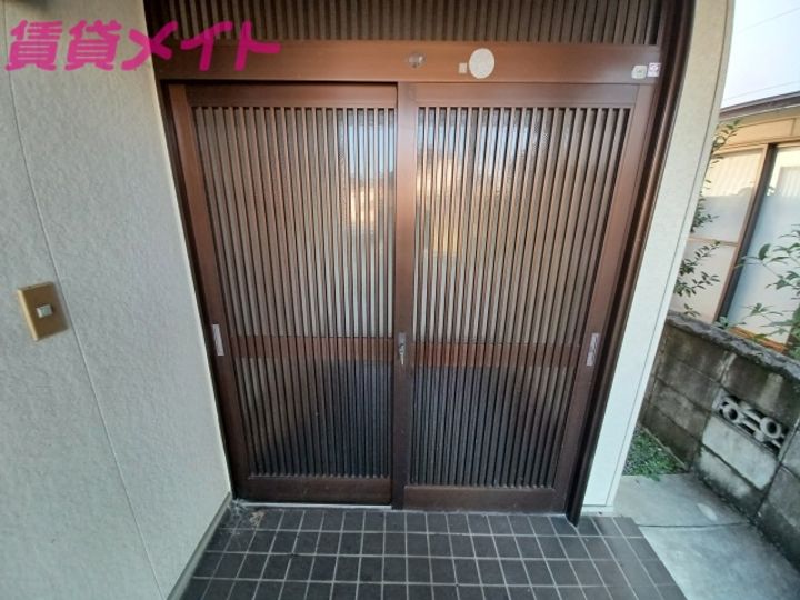 三重県松阪市五反田町4(一戸建)の賃貸物件の玄関