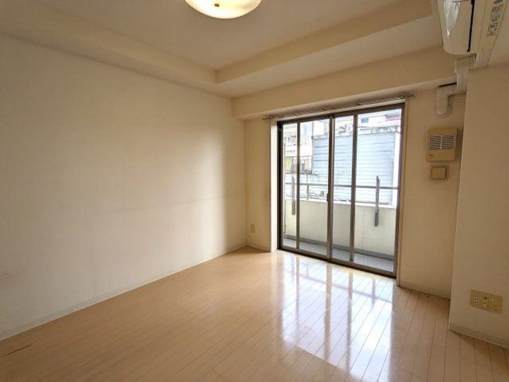 ガーデン萩中の居間