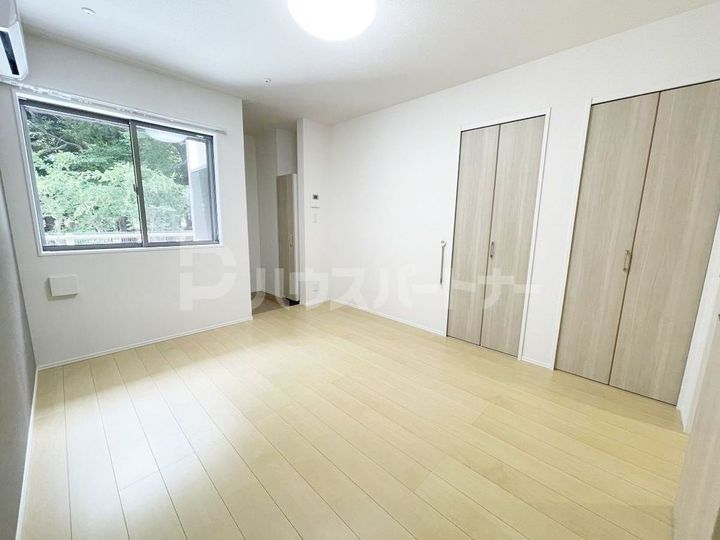 ウエストハイム七里の居間