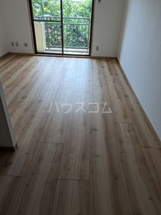 アイビス小絹Aの居間