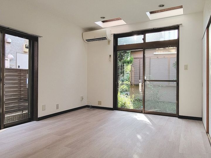 東京都国分寺市泉町1の賃貸アパートの居間