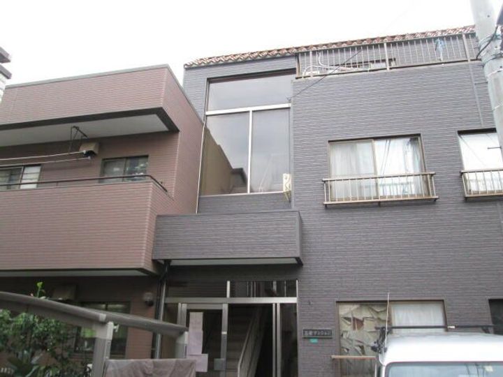 三栄マンションの外観