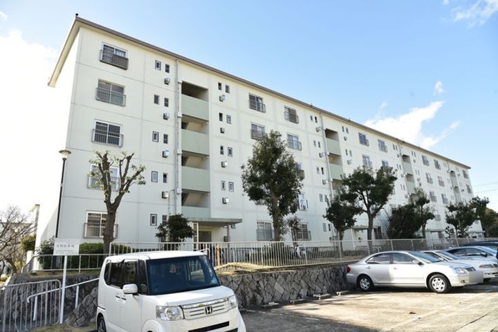 UR鶴山台の外観