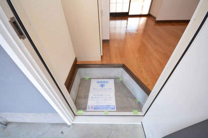 ファミール Aの玄関