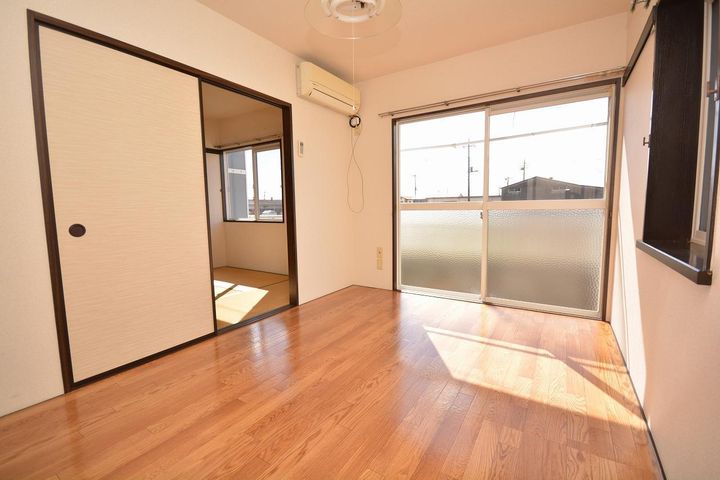 ファミール Aの居間