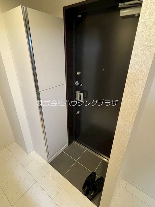 HOUSING松原ビルの玄関