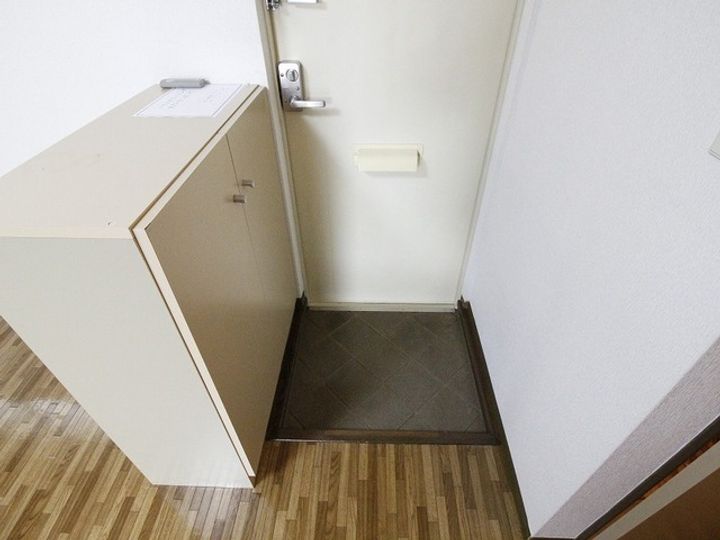 ガーデンハイツB棟の玄関