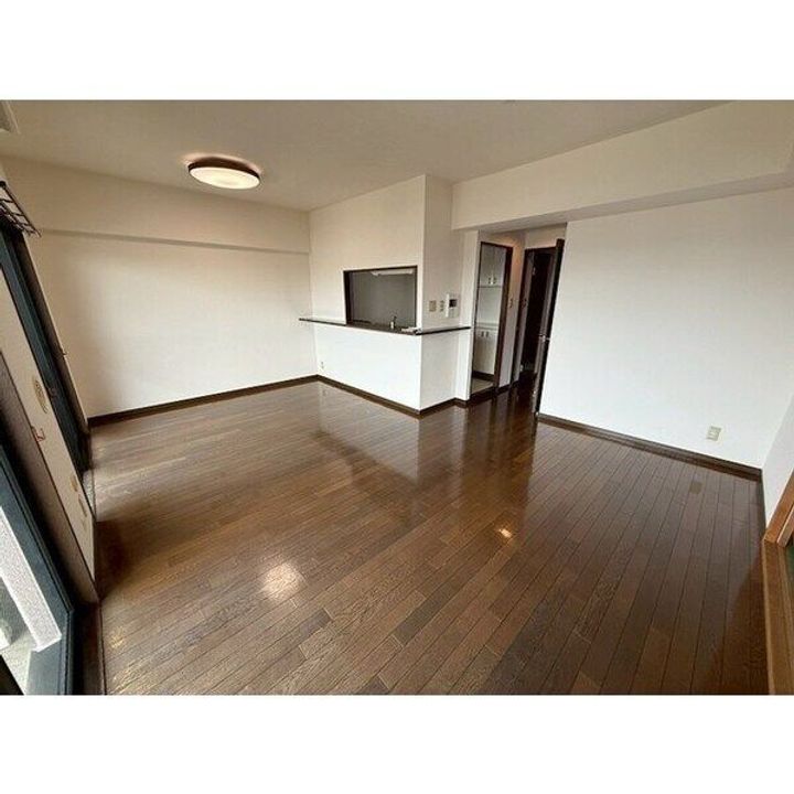 ナイスアーバン元今泉1302の居間