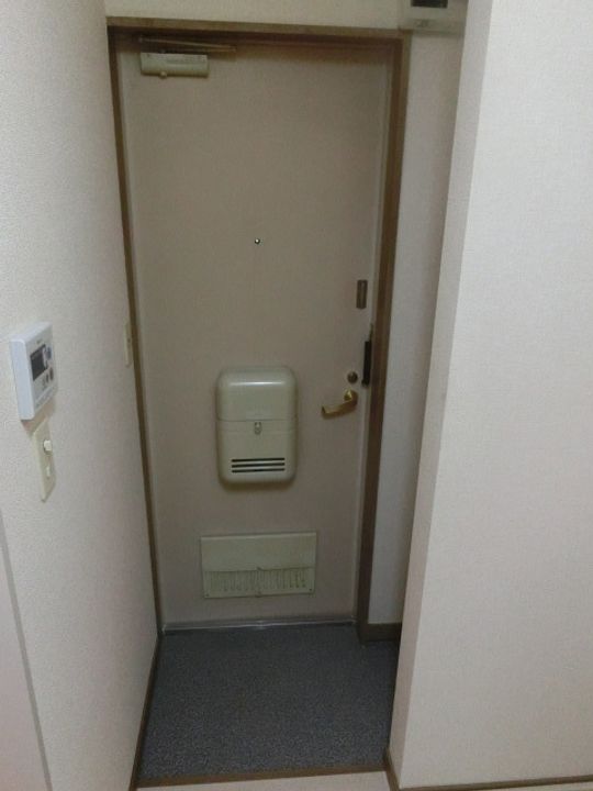 メゾンスワロ一の玄関