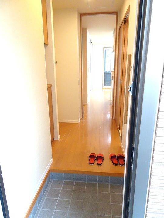 ブランドール銀杏町の玄関