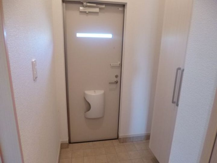 サンシャイン石津E棟の玄関