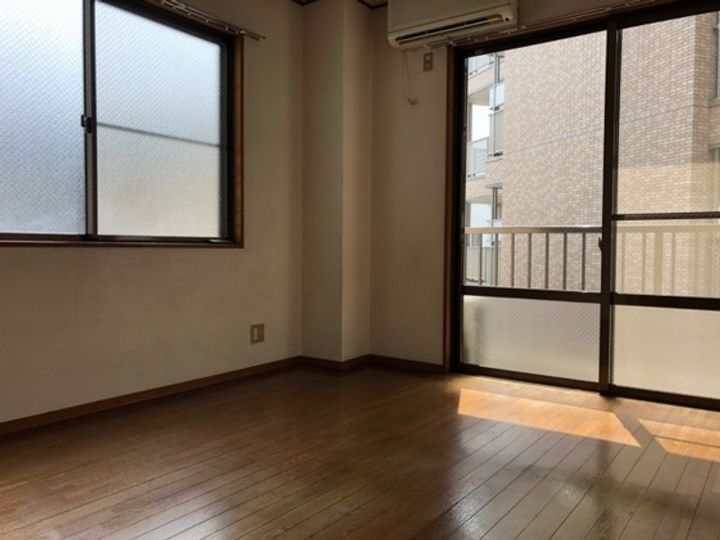 矢部第二ビルの居間