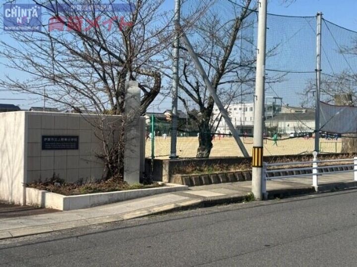 アドラブール・ドミールの周辺