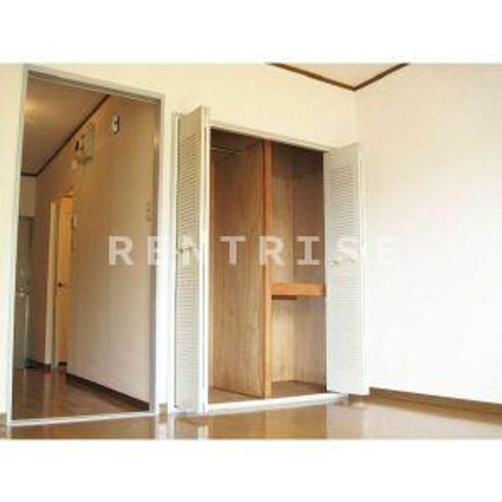 Surplus One 幸の内装