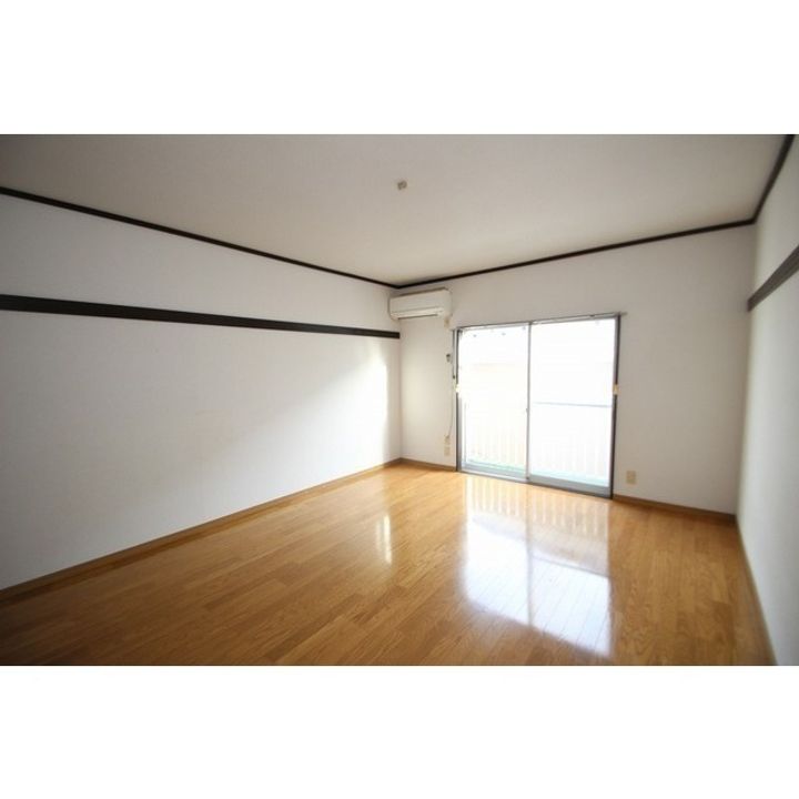 シェリールIIの居間