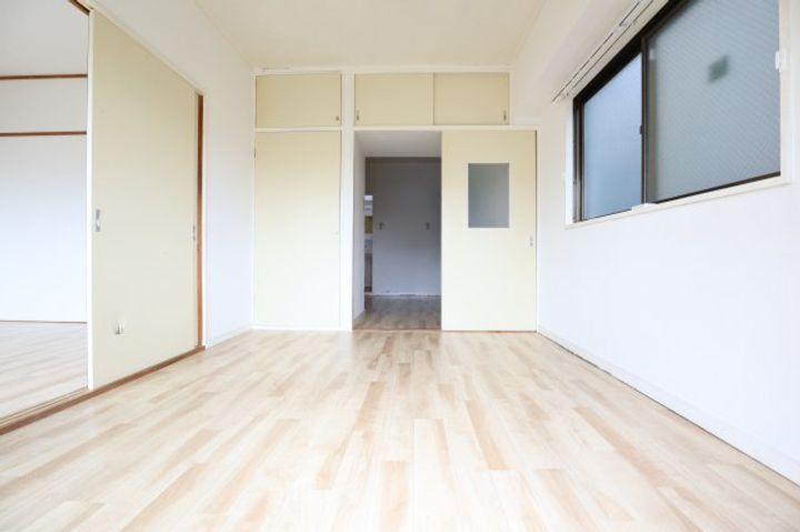 日発東中神ビルの居間