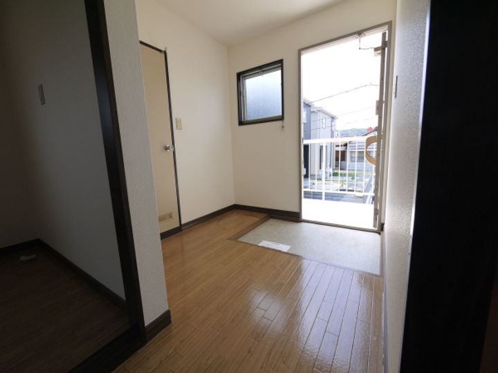 根本コーポの玄関