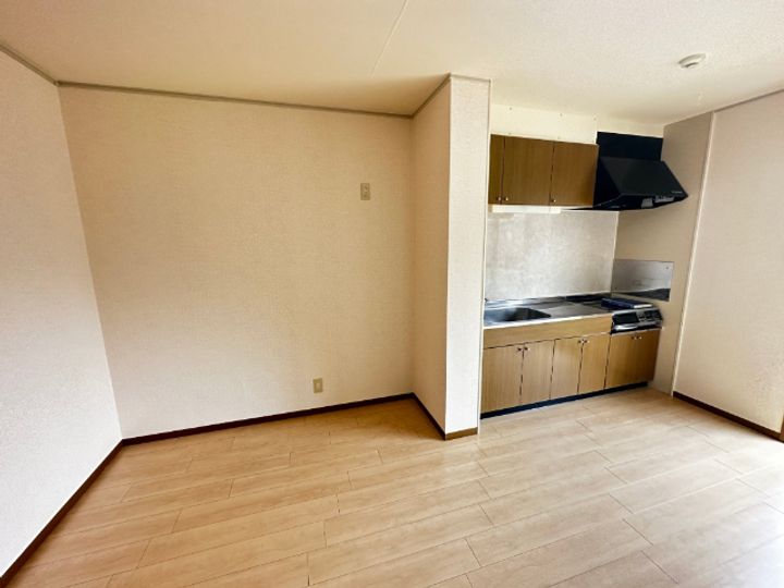 ロイヤルタウン三条 八番館の居間