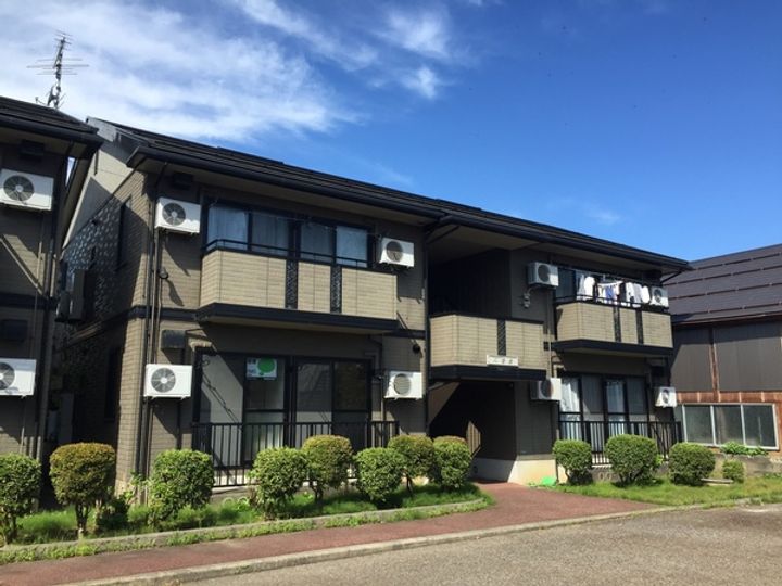 ロイヤルタウン三条 八番館の外観