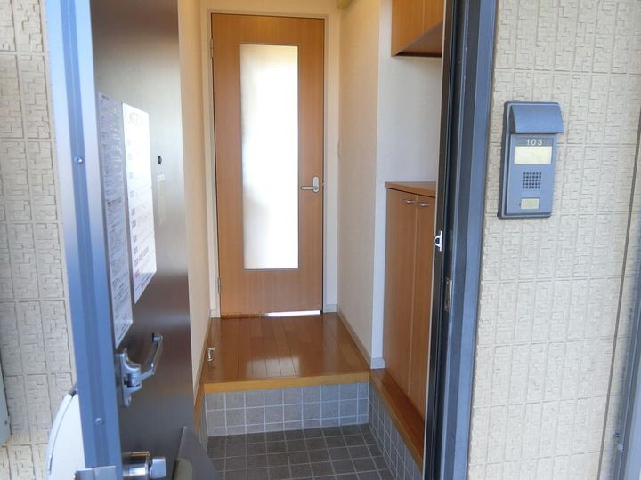 アヴィエスの玄関