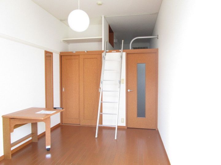 レオパレスSHIROYAMAIVの居間