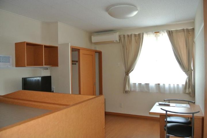 レオパレスエリアピースはやしの居間