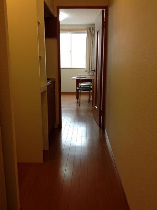 レオパレスエリアピースはやしの玄関