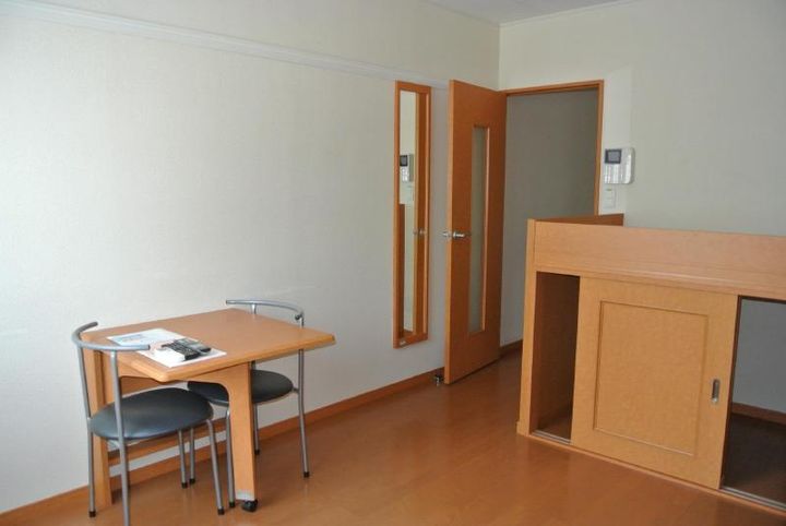 レオパレスエリアピースはやしの居間