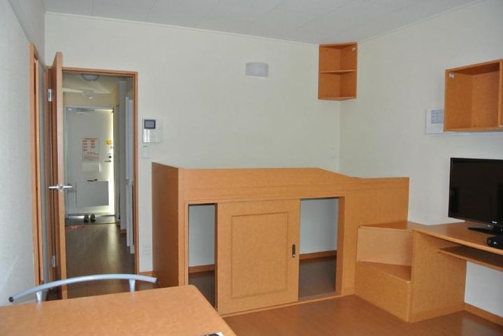 レオパレスエリアピースはやしの居間