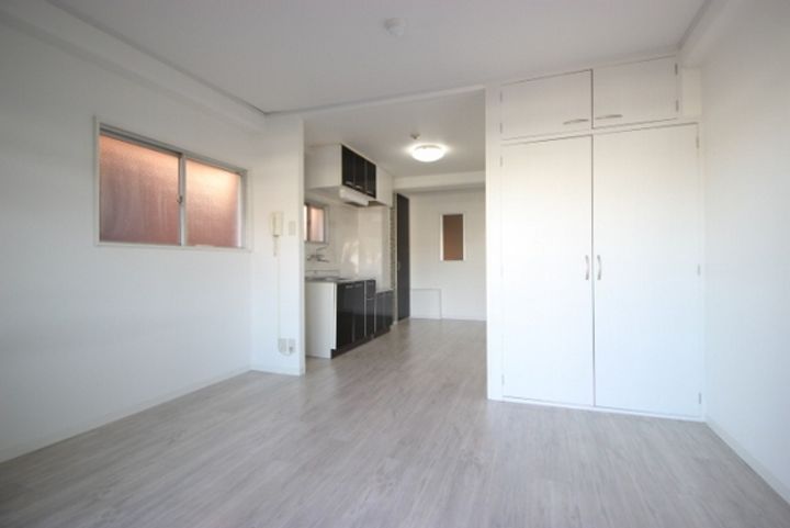 KENSEI8(旧第3山肩ビル)の居間