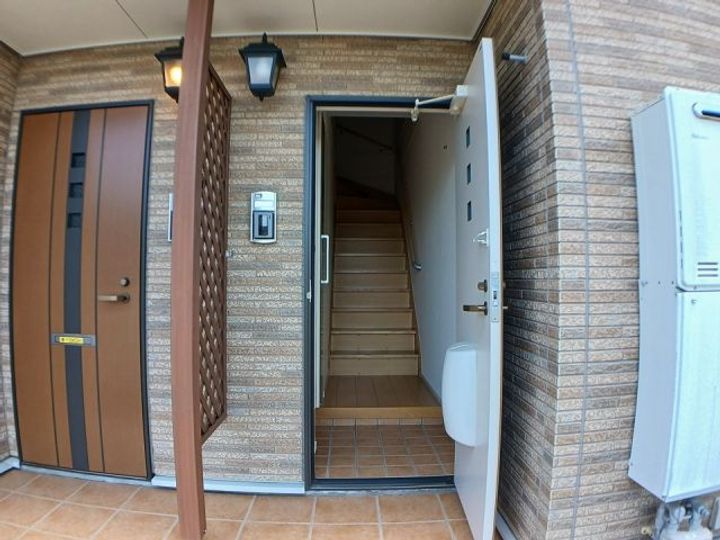 メゾン薬師堂IIの玄関