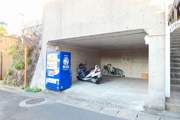 クイーンパレス坂本の地図