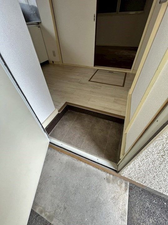 神奈川県茅ヶ崎市茅ヶ崎(アパート)の賃貸物件の玄関